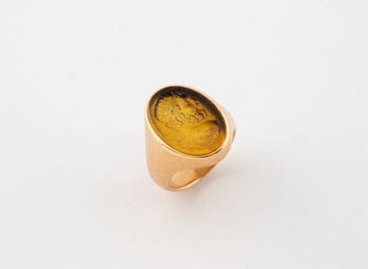Yellow gold (750) men's signet ring centered...