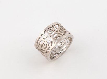 CHANEL
Camélia openwork ring in white gold...