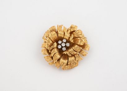 Flower brooch in yellow gold (750), the petals...