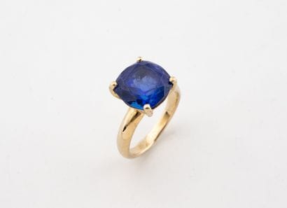 Yellow gold (750) ring set with a claw-set...