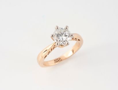 Solitaire ring in pink gold (750) set with...