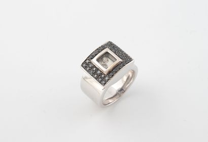 Ring in white gold (750), the square bezel...