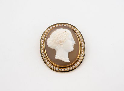 Lovely oval yellow gold (750) brooch centered...