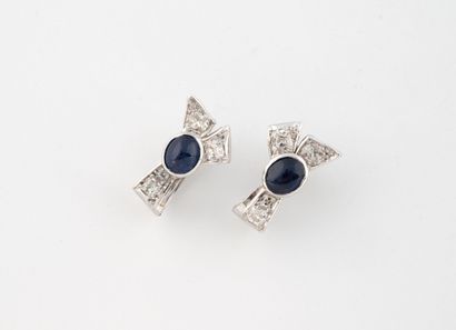 Pair of ribbon earrings in white gold (750),...