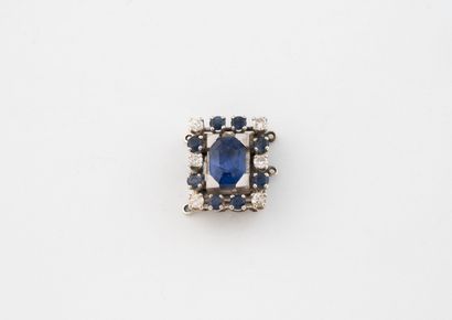 White gold (750) ratchet clasp centered on...