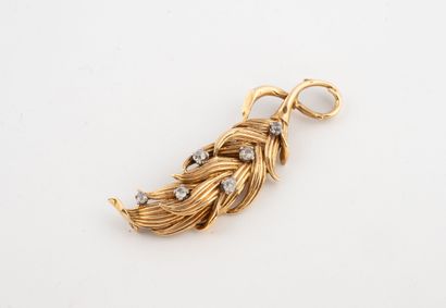 Brooch in yellow gold (750) and platinum...