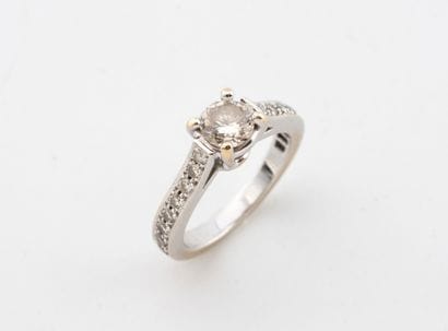A white gold (750) ring centered on a brilliant-cut...