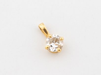 Yellow gold (750) pendant set with a claw-set...