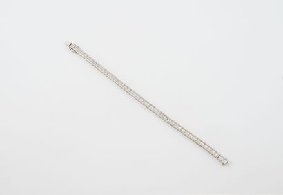 Line bracelet in white gold (750) set with...