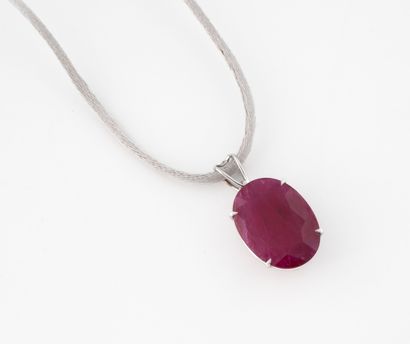 White gold (750) pendant holding a claw-set...