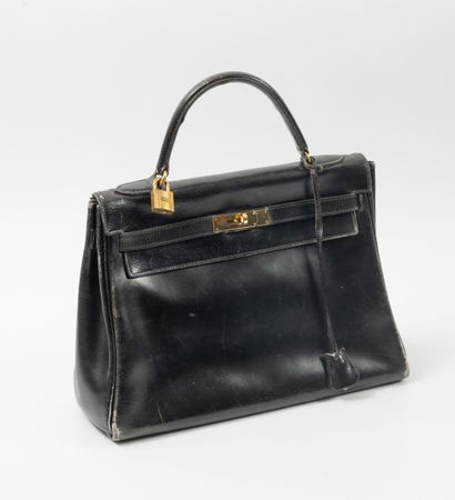 HERMES
32 cm Kelly bag in black box calfskin.
Black...