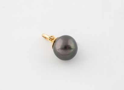 Yellow gold (750) pendant adorned with a...