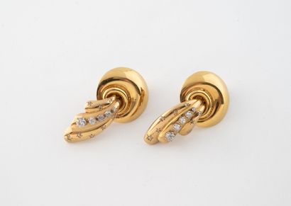 Pair of ear clips in yellow gold (750) and...