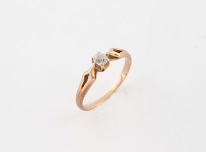 Solitaire ring in pink gold (750) set with...