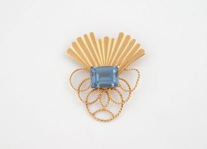 Brooch in yellow gold (750) forming a stylized...
