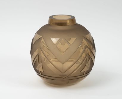 Pierre DUMAS (20th century)
Ball vase.
Smoked...