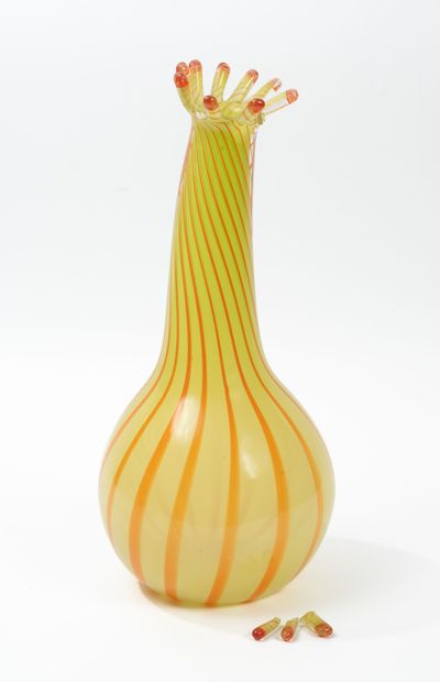 Annette MEECH (1948)
Blown glass vase.
Signed...