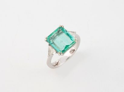 Bague en or gris (750) ornée d'une émeraude...