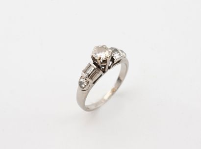Bague en platine (950) centrée d'un diamant...