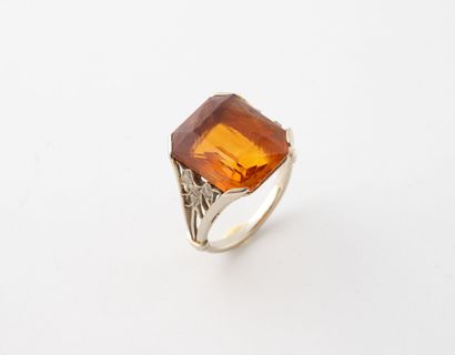 Bague en or gris (750) ornée d'une citrine...