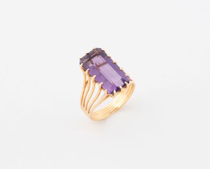Bague en or jaune (750) ornée d'une améthyste...