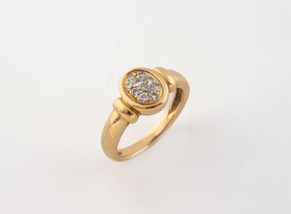 Bague en or jaune (750), le chaton ovale...