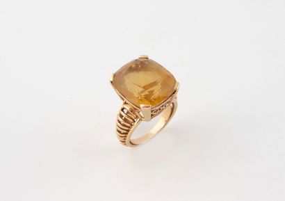 Bague en or jaune (750) ornée d'une importante...