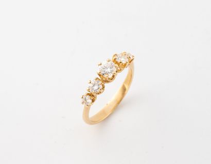 Bague en or jaune (750) présentant cinq diamants...