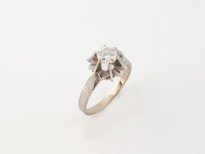 Bague solitaire en or gris (750) ornée d'un...