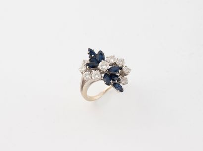 Bague bouquet en or gris (750) ornée de petits...
