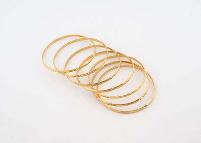 Sept bracelets joncs rigides formant semainier...
