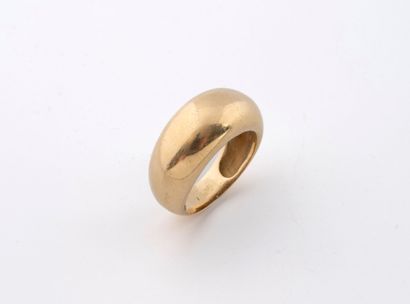 Bague jonc bombée en or jaune (750) ornée...