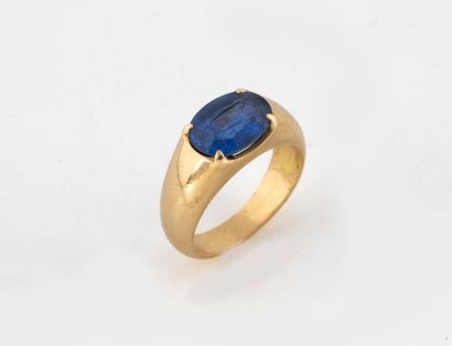 Bague jonc en or jaune (750) ornée d'un saphir...