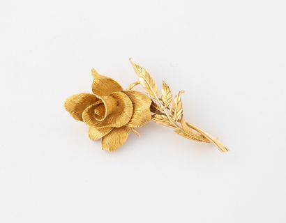 Broche en or jaune (750) en forme de rose...