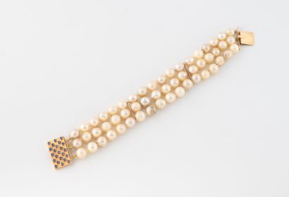 Bracelet formé de trois rangs de perles de...