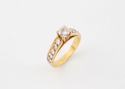Bague en or jaune (750) centrée d'un diamant...