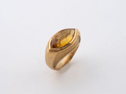Bague en or jaune (750) centré d'un important...