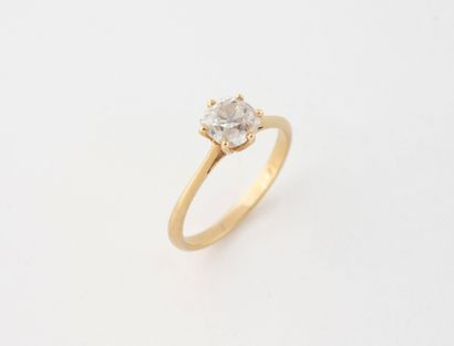 Bague solitaire en or jaune (750) centrée...