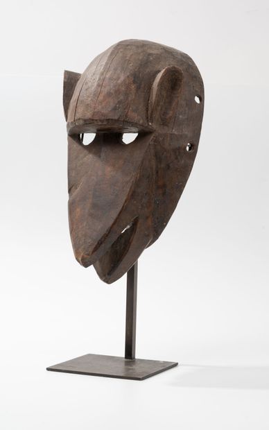 IVORY COAST
Monkey mask.
In patinated wood.
Base.
Total...