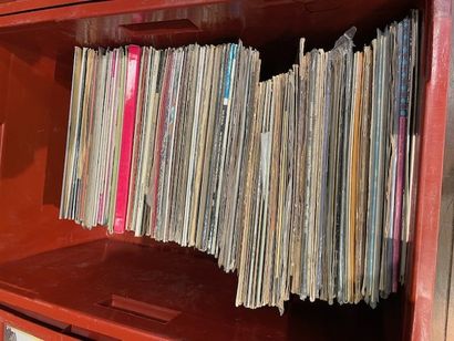 Lot de disques vinyles. Dans une caisse....