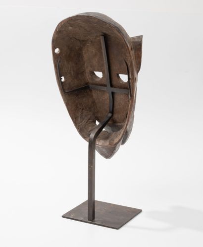 IVORY COAST
Monkey mask.
In patinated wood.
Base.
Total...