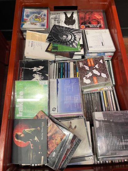 Lot de disques CD. Dans trois caisses. Rayures...