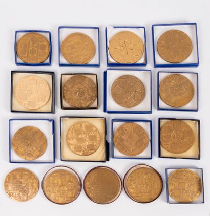 Lot of seventeen bronze and Florentine bronze...