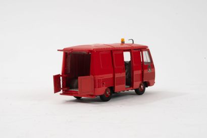 DINKY TOYS
Peugeot J7 fire department van...