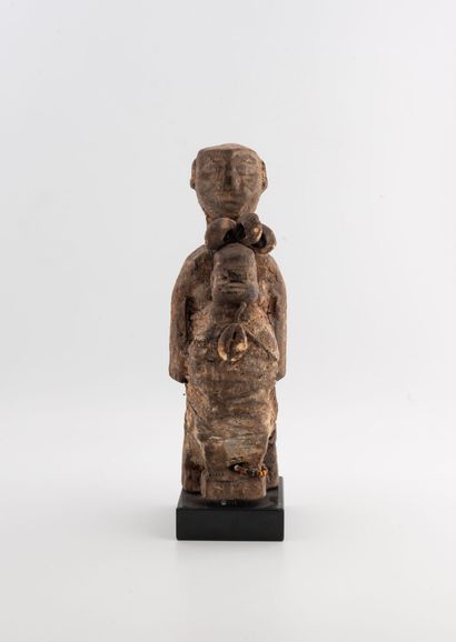 BENIN
Fon fetish.
H. 20.5 cm
Fetish consisting...