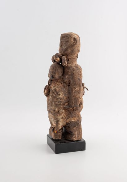 BENIN
Fon fetish.
H. 20.5 cm
Fetish consisting...