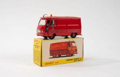 DINKY TOYS
Peugeot J7 fire department van...