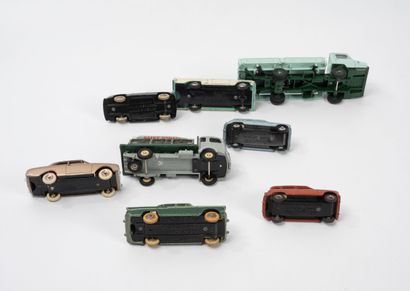 DINKY TOYS FRANCE
Lot including :
-Renault...