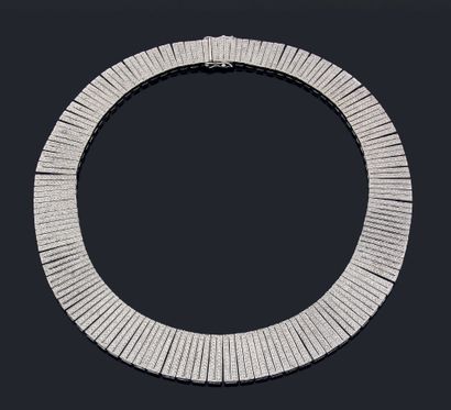 Beau collier collerette en or gris (750)...