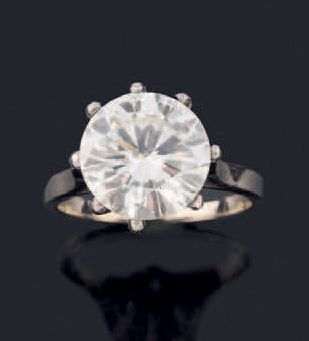 Bague solitaire en or gris (750) et platine...